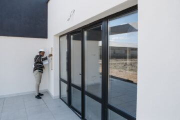 Project manager reviewing handover risks in corporate office fitout