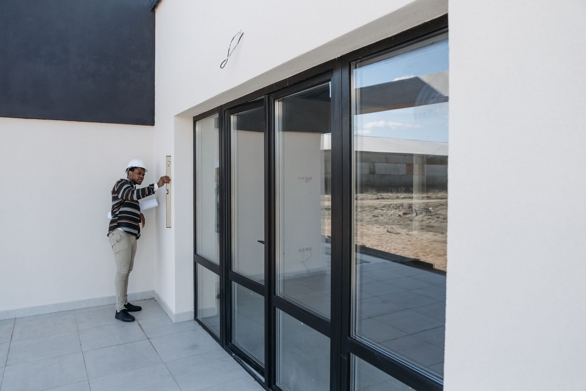 Project manager reviewing handover risks in corporate office fitout