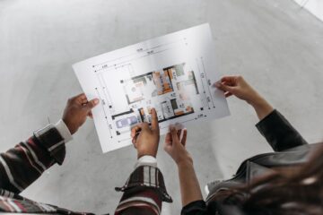 construction site with project manager implementing change management